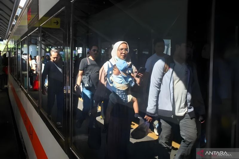 212.734 Penumpang Gunakan KA Daop 8 Surabaya Selama Libur Waisak 2025