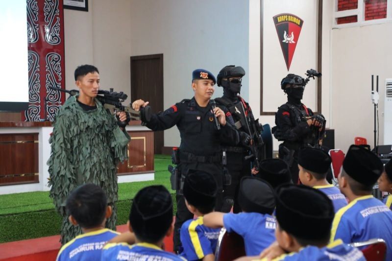 Siswa SDIT Medan Kagum dengan Peralatan Canggih Brimob Sumut