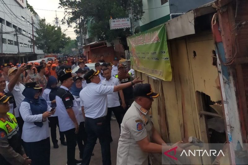 Jakbar Tertibkan 75 Lapak Liar di Jalan Kota Bambu Selatan untuk Pembangunan Rumah Sakit Terintegrasi