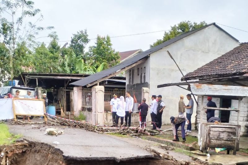 Respons Cepat Bupati Parosil Atas Bencana Longsor di Lampung Barat