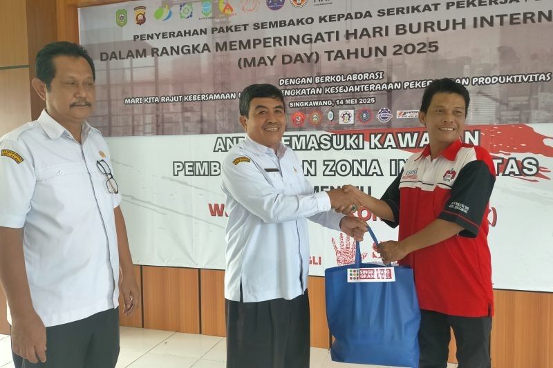10 Serikat Buruh Singkawang Terima Bantuan Sembako dalam Peringatan Hari Buruh Internasional