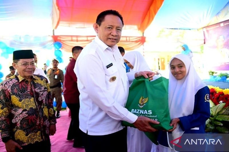 Gubernur Gorontalo Salurkan Bantuan Baznas untuk GTT dan Siswa di SMA Terluar