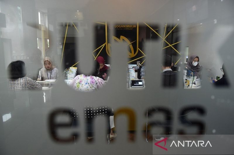 Harga Emas Antam Anjlok Rp20.000 per Gram, Kini Rp1,866 Juta