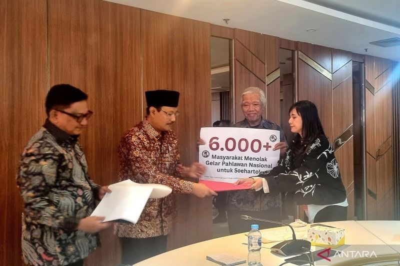 Mensos Terima Aspirasi Penolakan Gelar Pahlawan Soeharto