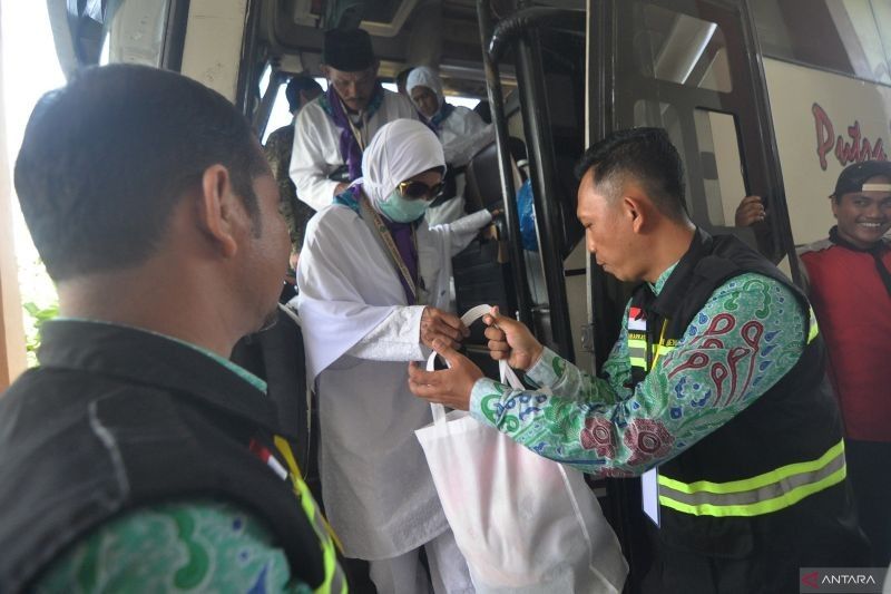 Duka Cita: Dua Calon Haji Embarkasi Padang Wafat di Madinah