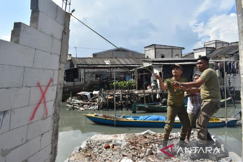 Satpol PP Surabaya Bongkar Bangunan Liar di Bantaran Sungai Kalianak: Upaya Normalisasi Sungai