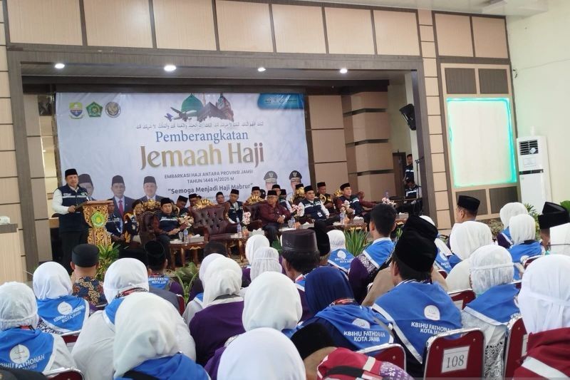 445 Calon Haji Jambi Kloter 14 Berangkat ke Tanah Suci
