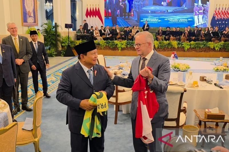Saling Tukar Jersey Timnas, Prabowo dan Albanese Tunjukkan Keakraban Usai Makan Siang di Istana