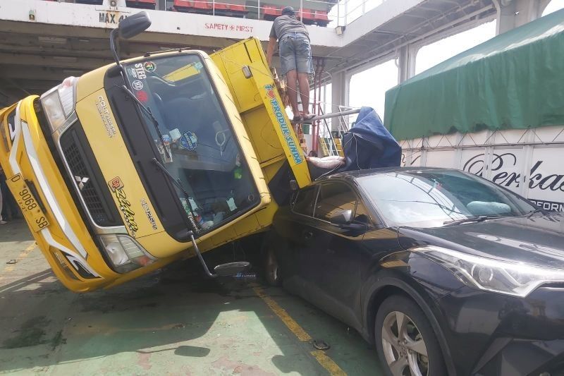 Truk Terguling di KMP Marina Pratama Akibat Ombak Besar Selat Bali