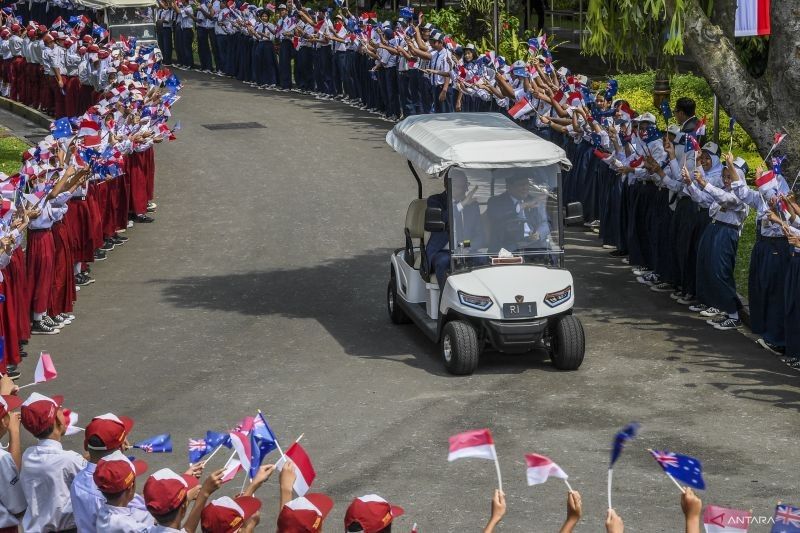 Prabowo Antar Albanese Santap Siang di Istana Negara Naik Mobil Buggy