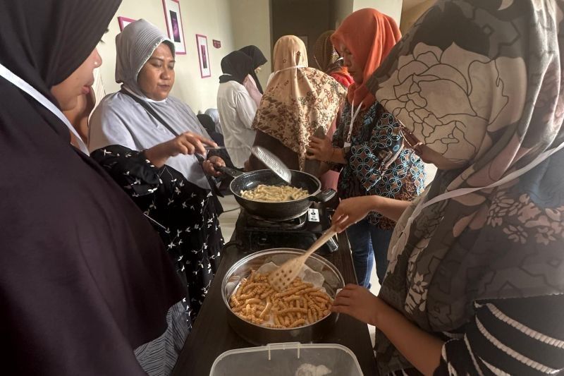 Disprinkop UKM Mataram Latih Warga DTKS Jadi Pembuat Kue Kering andal