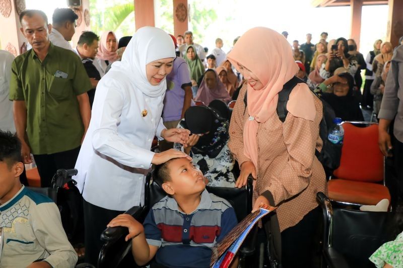 Khofifah Salurkan Bansos Rp4,7 Miliar untuk Warga Ponorogo: Dorong Kemandirian Desa