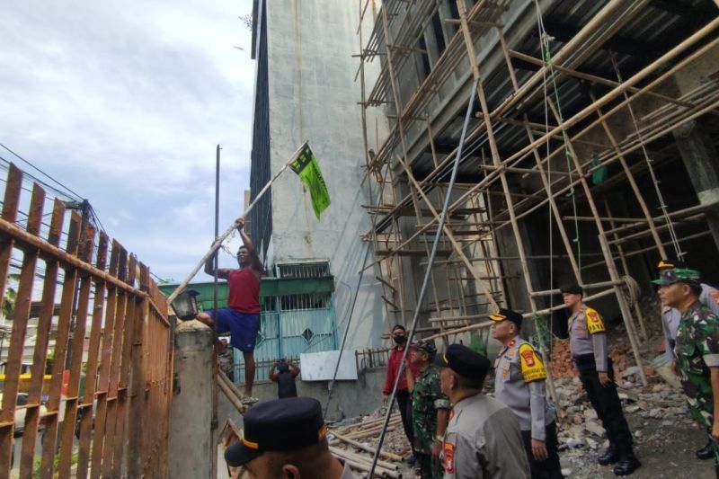 Penertiban Atribut Ormas di Tambora, Jakarta Barat: Jaga Ketertiban dan Kenyamanan Warga