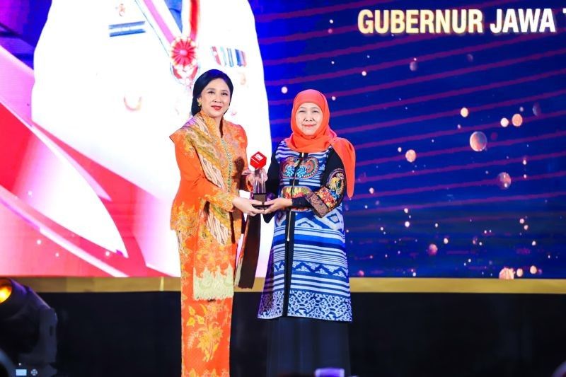 Khofifah Indar Parawansa Raih Leading Women Awards 2025 Atas Dedikasi Pembangunan Sosial Jawa Timur