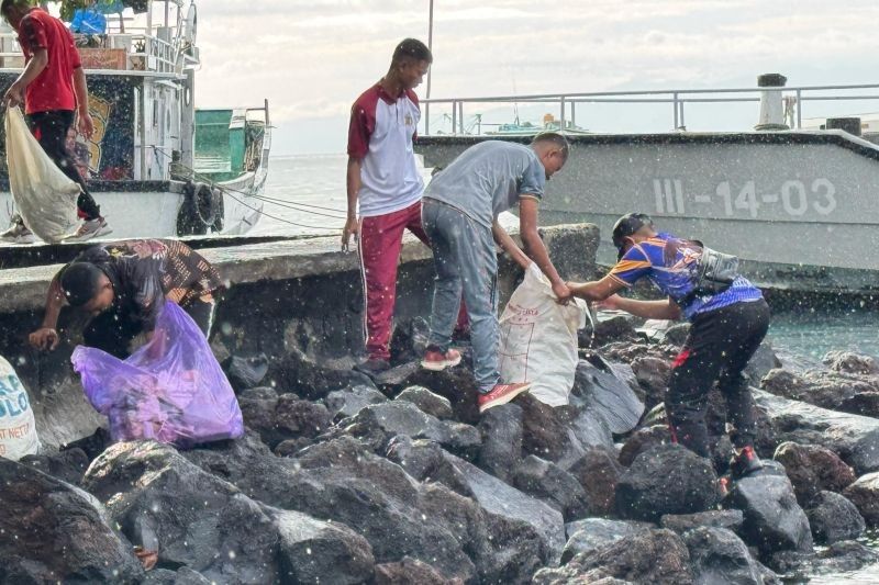 PolAirud Polda Malut Bersihkan Pantai Bastiong Ternate: Peduli Lingkungan dan Ekonomi
