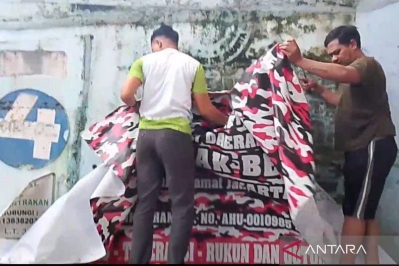 Polisi Awasi Penurunan Atribut Ormas di Makasar, Jakarta Timur