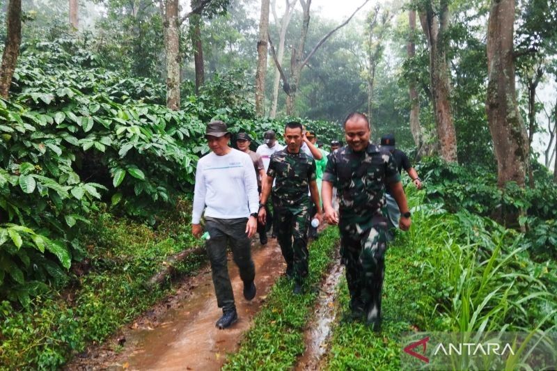 Bupati Kudus Jalan Kaki 11 Km, Rancang Jalan Baru Hubungkan Tiga Desa