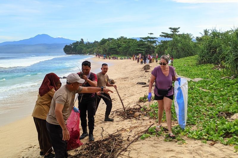 Polres Pesisir Barat dan Warga Sukses Gelar Aksi Bersih Pantai, Lestarikan Destinasi Wisata