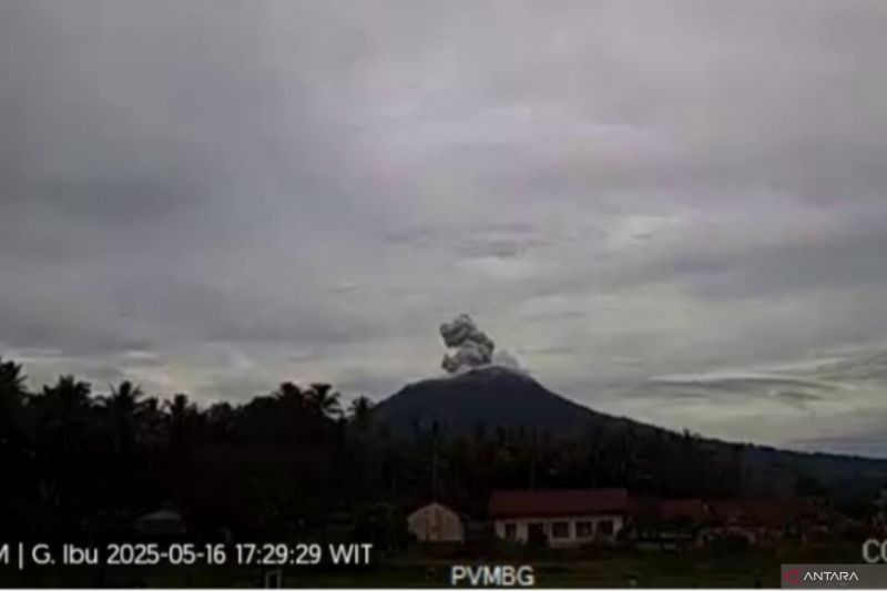 Gunung Ibu di Maluku Utara Erupsi 5 Kali Berturut-Turut, Semburkan Abu Vulkanik hingga 600 Meter