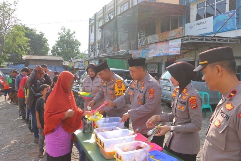 Polresta Bandarlampung Bagikan 200 Porsi Makanan Bergizi untuk Warga, Tumbuhkan Kedekatan Polisi dan Masyarakat