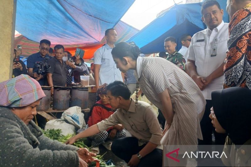 Wapres Gibran Ramaikan Pasar Rakyat Dolok Sanggul, Belanja Sayur hingga Berdialog dengan Pedagang