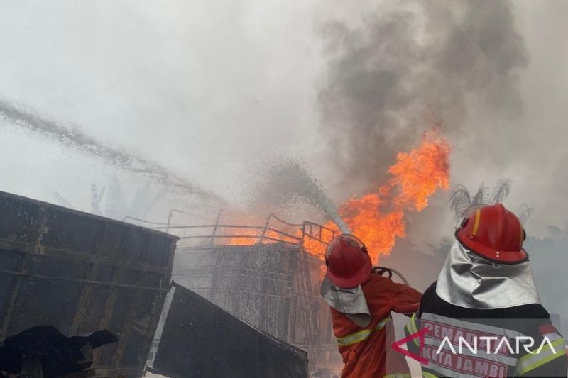 70 Personel Damkar Kota Jambi Padamkan Kebakaran Gudang BBM di Paal Merah
