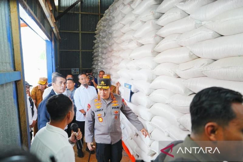 Kapolri dan Mentan Pastikan Stok Pangan Nasional di Gudang Bulog Sulsel