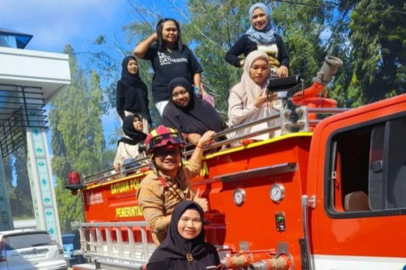 Pegawai Sekretariat DPRD Banjarbaru Dilatih Tanggulangi Kebakaran