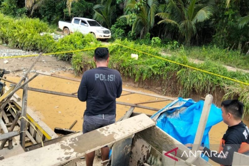 Polres Solok Selatan Sita Kapal Lanting Terkait Penambangan Ilegal