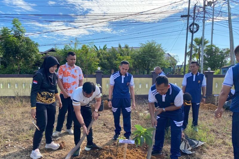 Polres Singkawang Tanam Ratusan Pohon Buah, Lestarikan Lingkungan dan Wujudkan Ketahanan Pangan