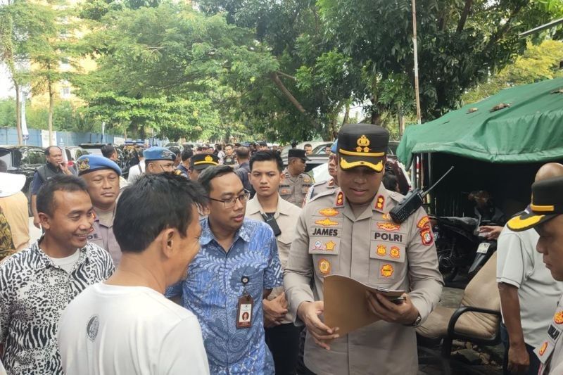 Posko Ormas Ilegal di Pademangan Dibongkar, Polisi Amankan 8 Orang