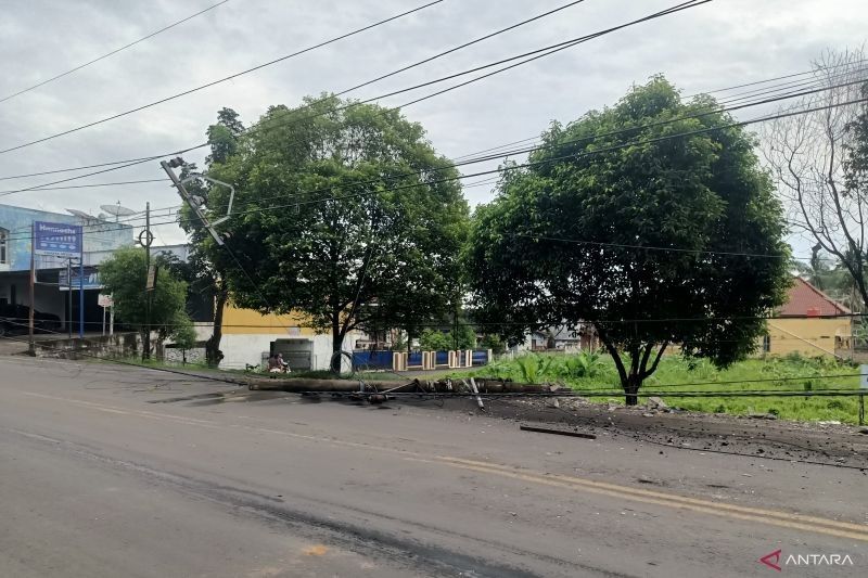 PLN Baturaja Pulihkan Jaringan Listrik Pasca-Truk Tabrak Tiang Listrik