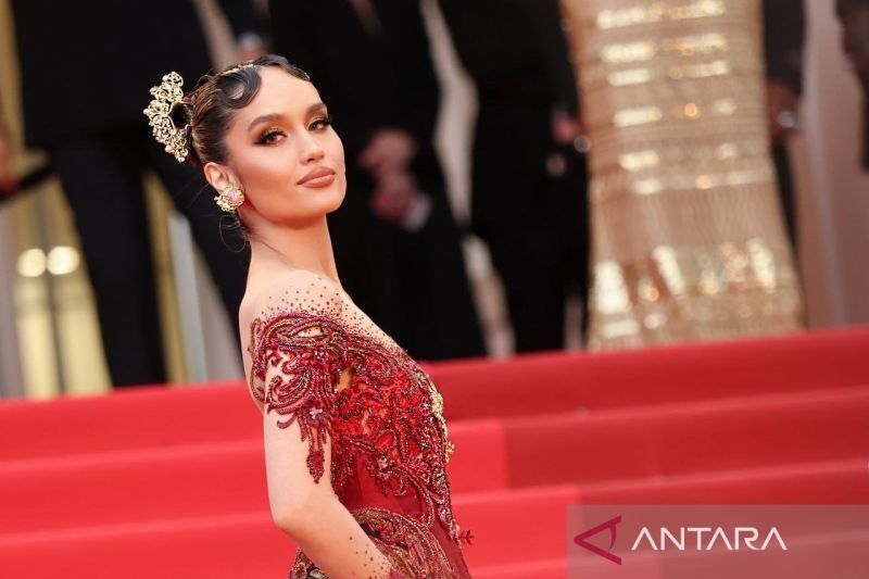 Cinta Laura Tampil Memukau dengan Kebaya di Karpet Merah Cannes 2025