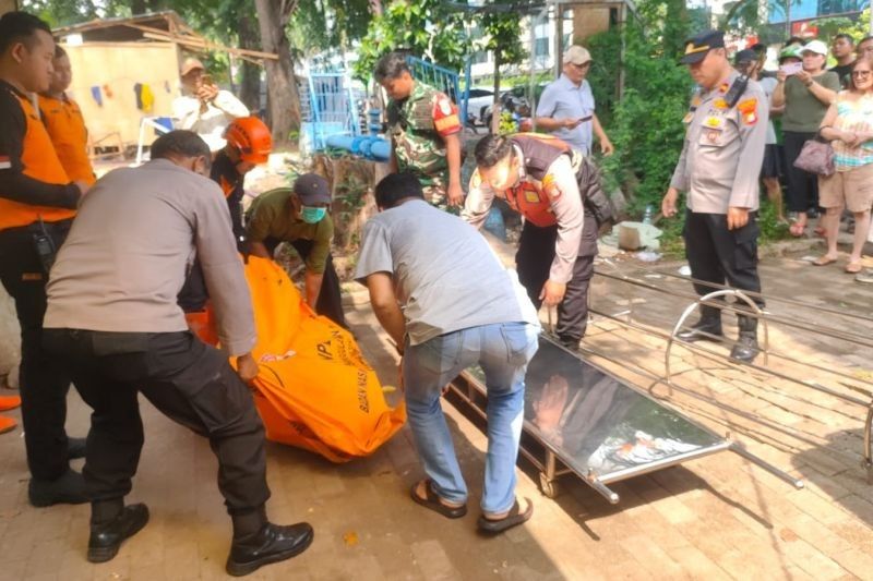 Mayat Tanpa Identitas Ditemukan Mengambang di Kali Gading Kirana