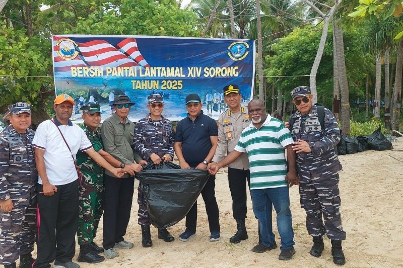 TNI AL Bersihkan Pantai Pulau Ram, Sorong: Jaga Kelestarian Lingkungan dan Tingkatkan Kesejahteraan Masyarakat