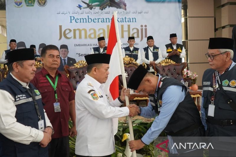 445 Calon Haji Jambi Kloter 16 Dilepas, Gubernur Haris Doakan Menjadi Haji Mabrur