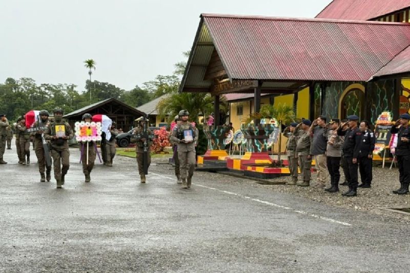 Jenazah Dua Anggota Brimob Korban KKB Dimakamkan di Serui