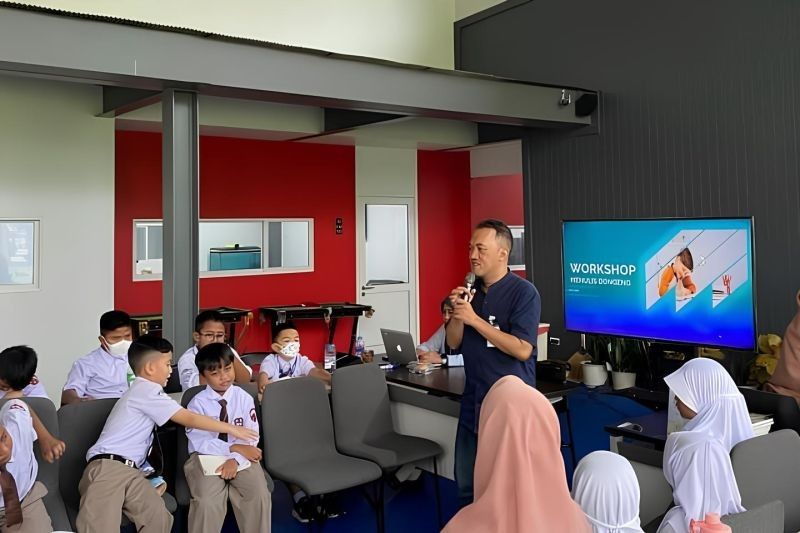 Indra Defandra: Dari Hobi Baca hingga Menjelajah Dunia Literasi