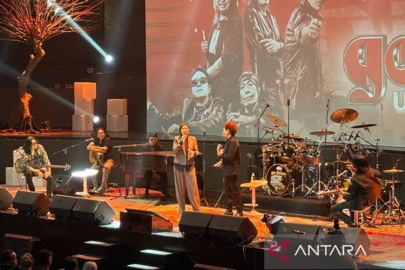 Nicky Astria: Lady Rocker Guncang Konser God Bless Unplugged