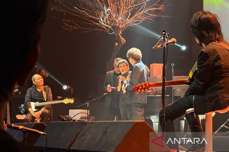 Rhoma Irama Kejutkan Penonton Konser God Bless: Kolaborasi Tak Terduga Raja Dangdut dan Legenda Rock