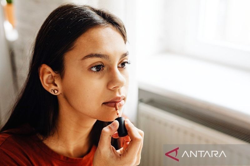 3 Tips Mencegah Bibir Kering Akibat Pemakaian Lipstik