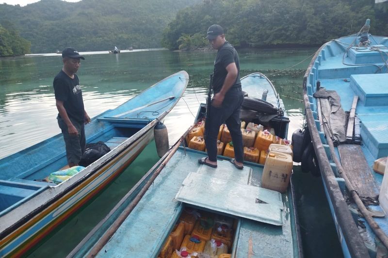 Ditpolairud Polda Sulteng Gagalkan Penyelundupan 2,2 Ton Solar Subsidi ke Taliabu