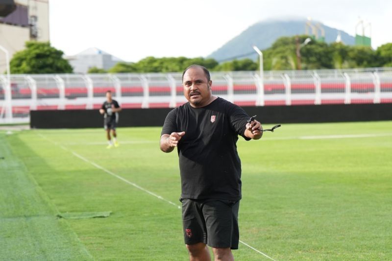 Imran Nahumarury Kembali Raih Gelar Pelatih Terbaik Liga 1 April 2025