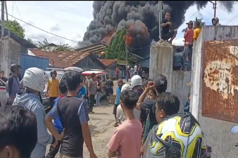 Pabrik Karet di Padang Terbakar Hebat, Polisi-TNI Sterilkan Lokasi