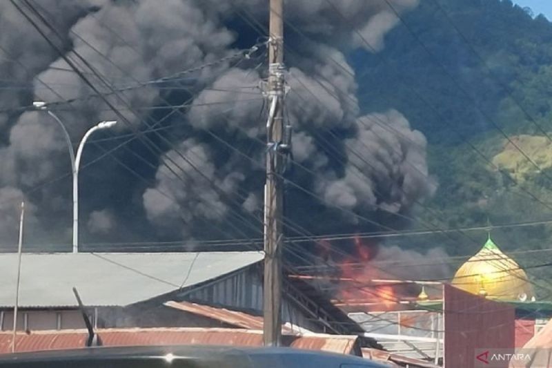 Pabrik Karet di Padang Terbakar, Tim Damkar Kota Padang Berjibaku Padamkan Api
