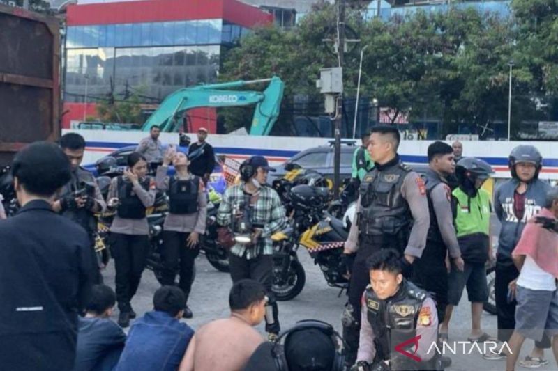Polisi Gagalkan Tawuran di Jakut, 10 Pelaku Bersenjata Tajam dan Bom Molotov Ditangkap