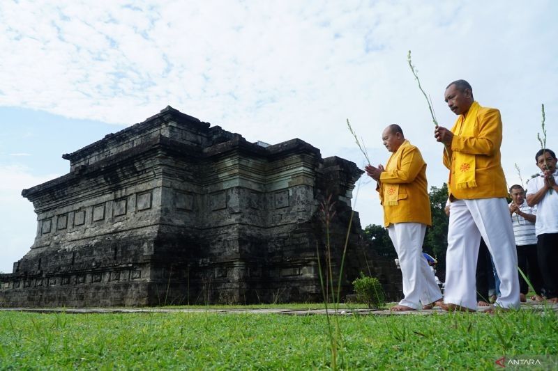 Ritual Atthami Puja Umat Buddha di Candi Gayatri Tulungagung: Menghormati Sang Buddha dan Sejarah Majapahit