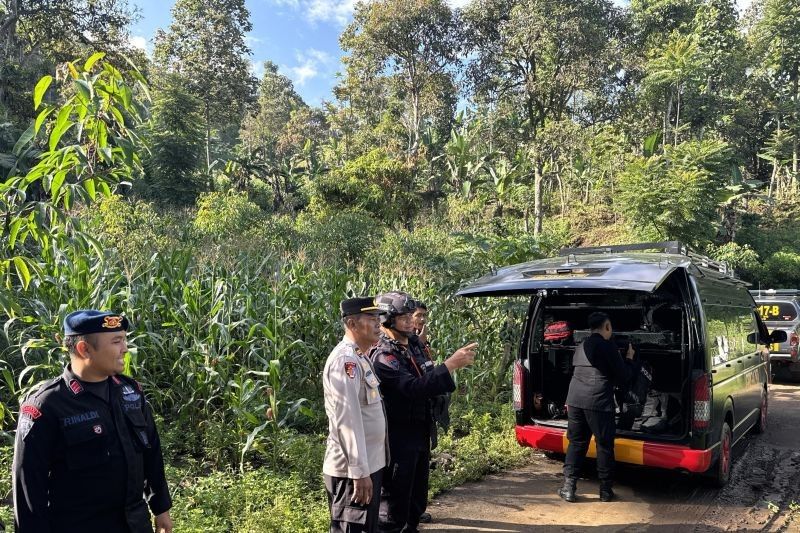 Tim Brimob Polda Jabar Musnahkan Mortir Peninggalan Perang di Garut