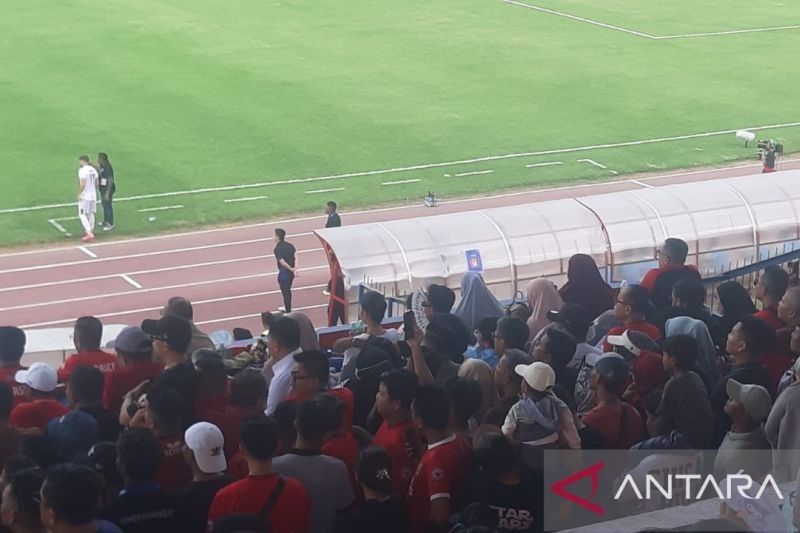 Pratama Arhan Pantau Langsung Pertandingan Semen Padang vs Persik Kediri