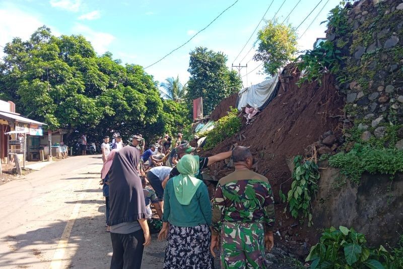 Gotong Royong Pasca Longsor Ternate: TNI-Polri dan Warga Bersihkan Material Longsor